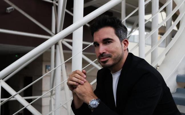 El escritor Javier Castillo durante la entrevista en Bilbao.