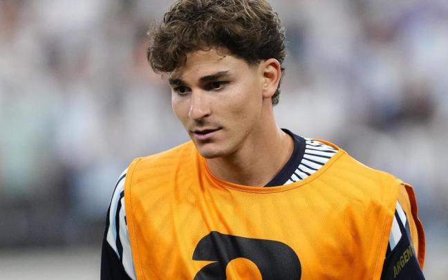 Julian Álvarez en el calentamiento del partido frente a Austria en el Mundial 2026.