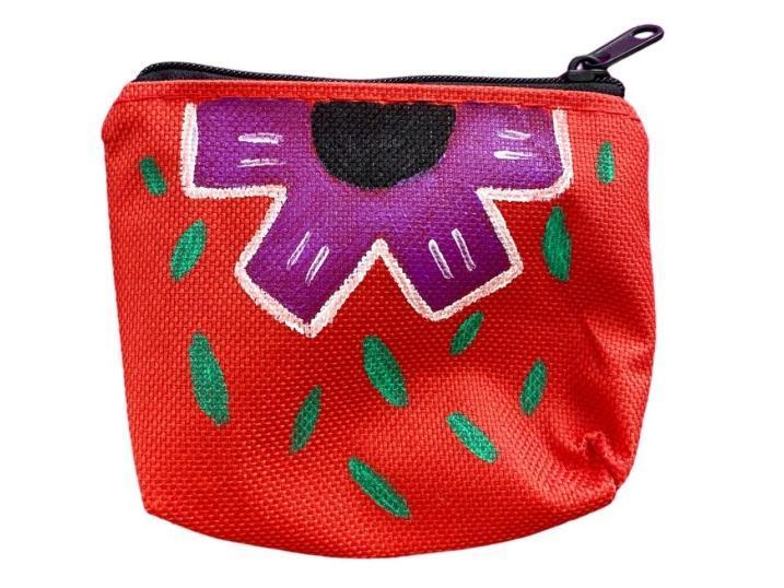 La joven también realiza monederos en su proyecto de Euskorativos.