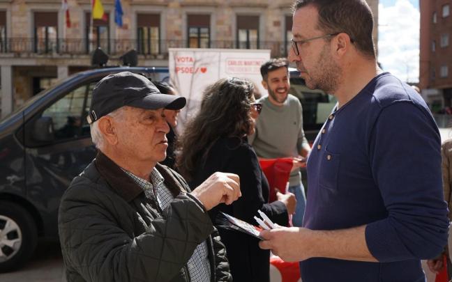 El secretario de Organización del PSOE de Zamora, Iñaki Gómez, atiende a un ciudadano durante la campaña electoral en Castilla y León.