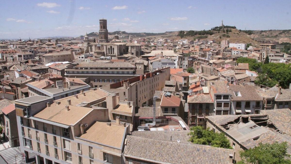 Vista panorámica del Casco Antiguo de Tudela con la catedral y el Corazón de Jesús al fondo