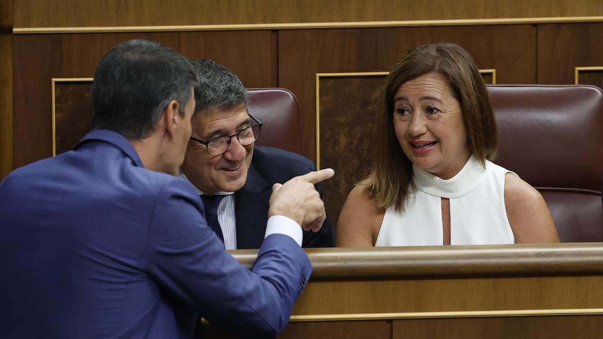 Francina Armengol charla con Patxi López y Pedro Sánchez en el Congreso.