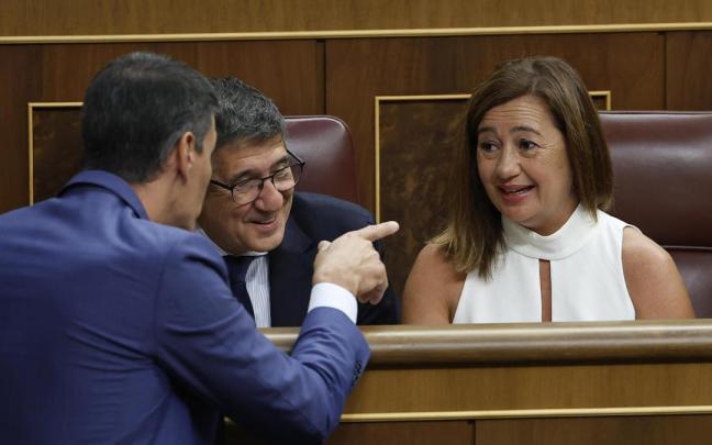 Francina Armengol charla con Patxi López y Pedro Sánchez en el Congreso.
