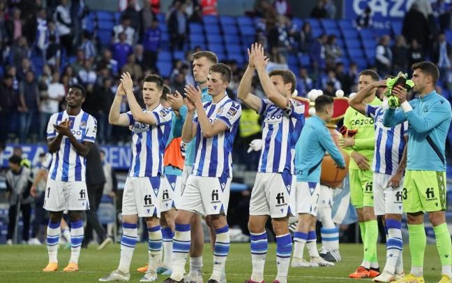 Los jugadores de la Real agradecen su apoyo a la afición. / RUBEN PLAZA