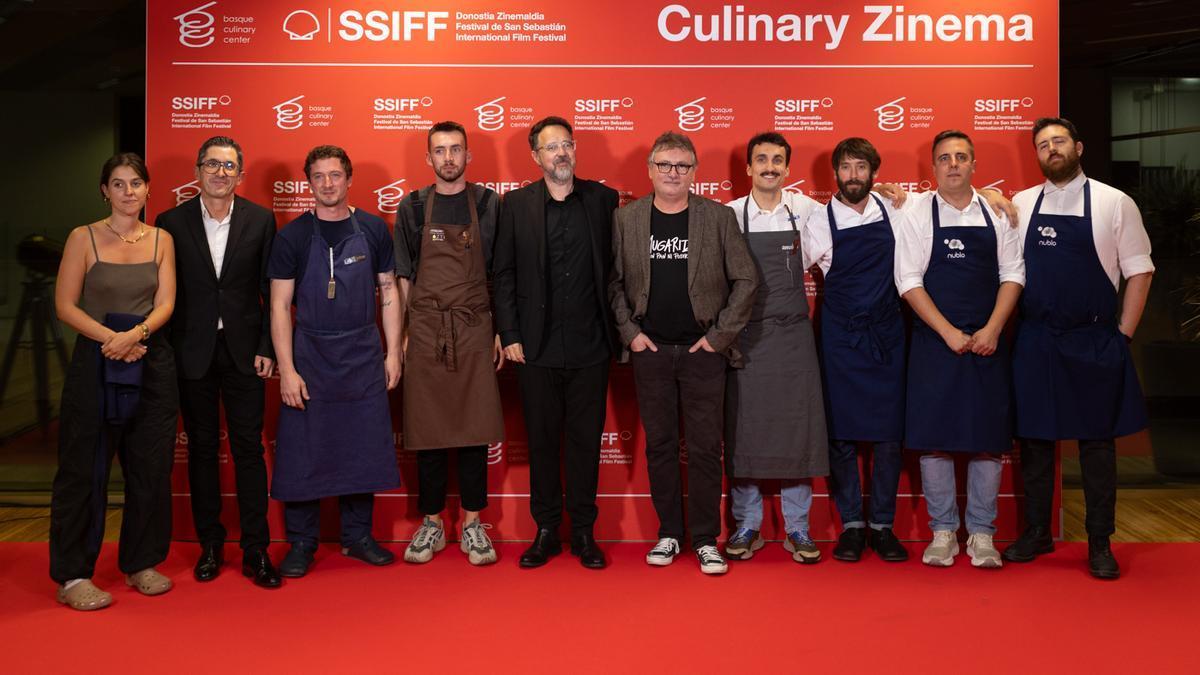 Andoni Luis Aduriz, en el centro con miembros del equipo de su documental y posterior cena.