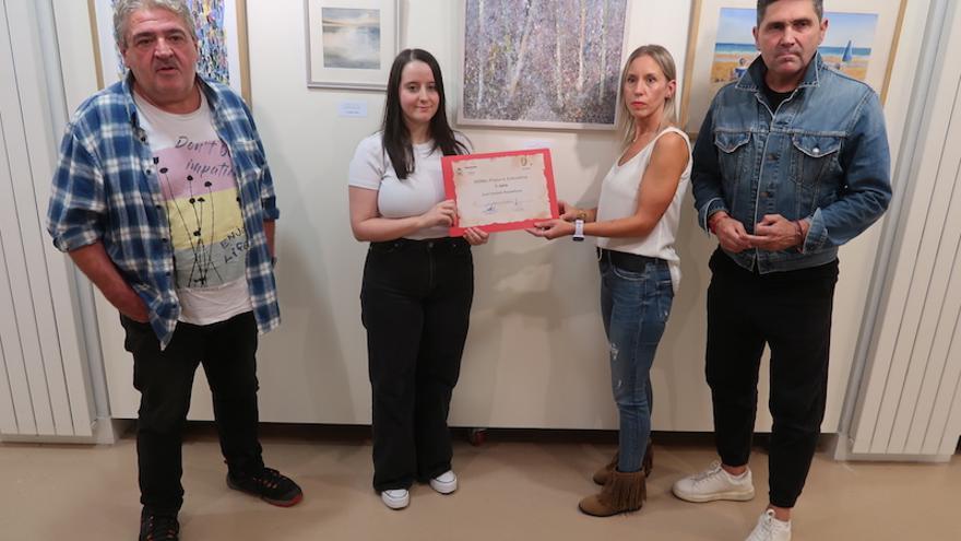 Xabier, Isabel y Oihana, con el alcalde de Zumarraga, Mikel Serrano.