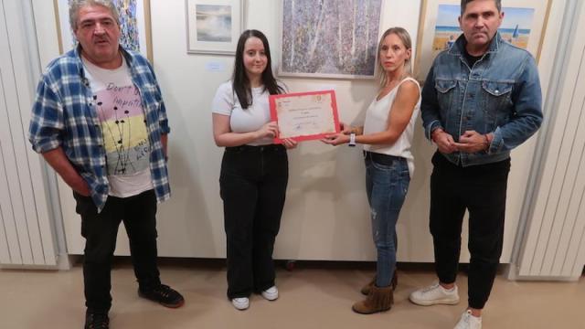 Xabier, Isabel y Oihana, con el alcalde de Zumarraga, Mikel Serrano.