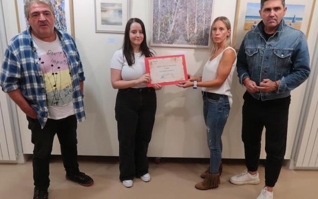 Xabier, Isabel y Oihana, con el alcalde de Zumarraga, Mikel Serrano.