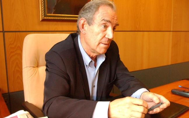 Carlos Garaikoetxea en una imagen de archivo en su oficina de trabajo.