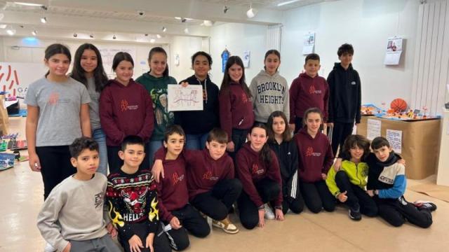 Gainzuriko ikasleak, egutegiarekin.