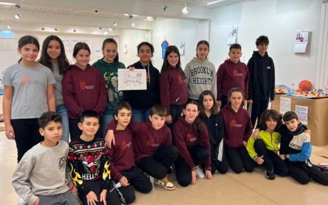 Gainzuriko ikasleak, egutegiarekin.