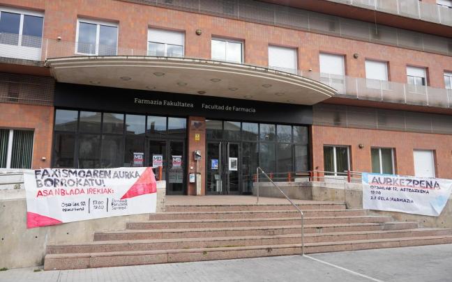 Pancartas contra el fascismo en la Facultad de Farmacia de Gasteiz. / JORGE MUÑOZ