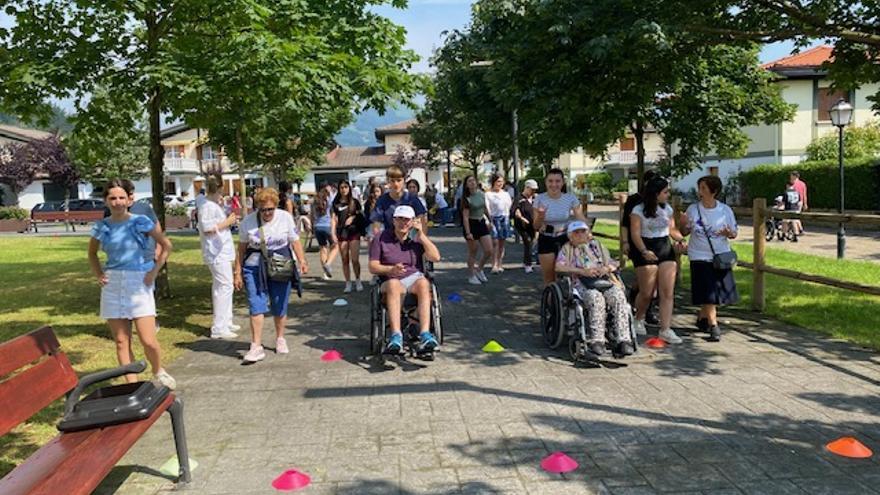 Alumnos de la Ikastola San Benito con usuarios del centro Txindoki participando en 'Pausoka'.