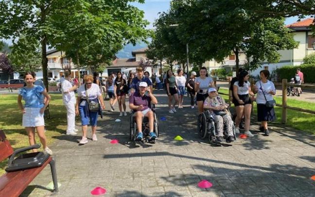 Alumnos de la Ikastola San Benito con usuarios del centro Txindoki participando en 'Pausoka'.