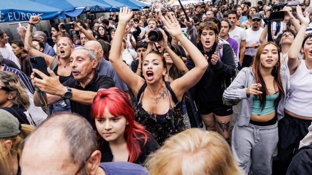 Decenas de personas increpan para que se vaya a Bertrand Ndongo durante la acampada en por la vivienda.