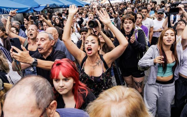 Decenas de personas increpan para que se vaya a Bertrand Ndongo durante la acampada en por la vivienda.