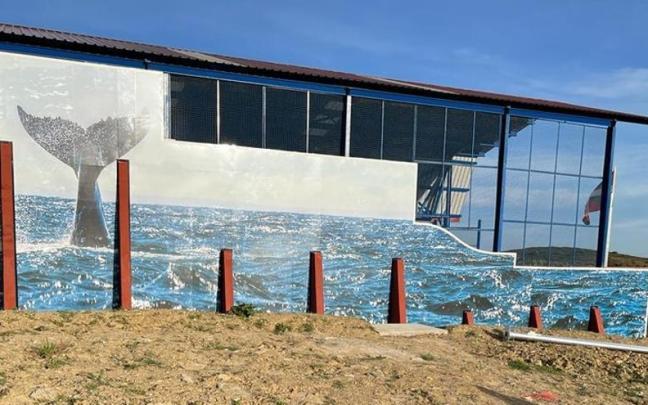 Mural creado en una de las paredes exteriores del frontón de Barrika.