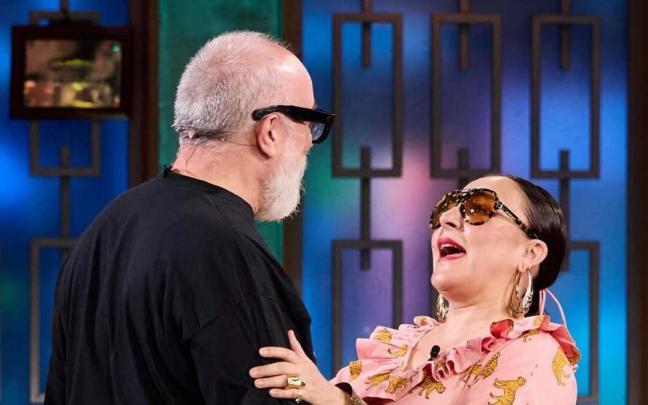 Álex de la Iglesia y Candela Peña, en 'La Revuelta'