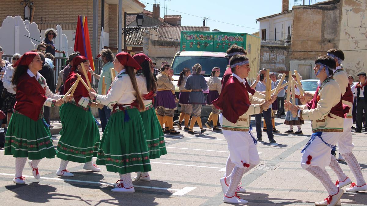 Hizkuntza bizirik mantentzearen eta adin guztietako pertsonen artean bere erabilera sustatzearen garrantzia gogorarazten duen data da, hezkuntzatik hasi eta komunikabide eta sorkuntza artistikoetaraino.
