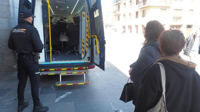 Vecinas de Elgoibar esperan su turno para la tramitación de documentación durante la visita del servicio itinerante de la Policía Nacional a esta localidad.