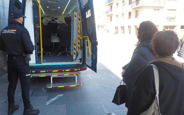 Vecinas de Elgoibar esperan su turno para la tramitación de documentación durante la visita del servicio itinerante de la Policía Nacional a esta localidad.