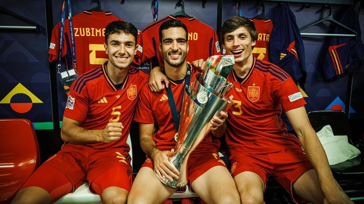 Martín Zubimendi, Mikel Merino y Robin Le Normand celebran la Copa de las Naciones. / R.S.