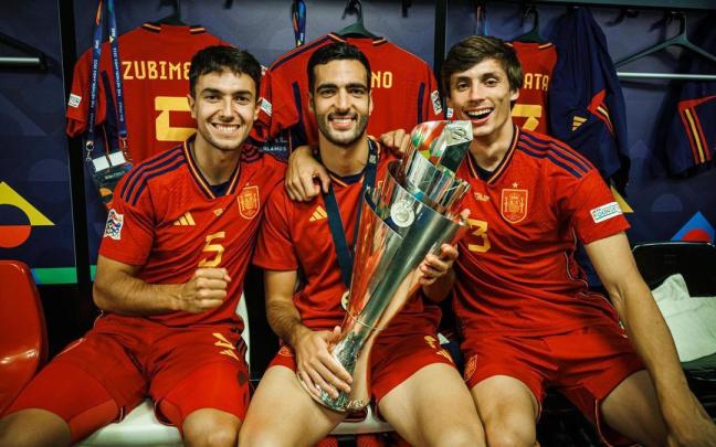 Martín Zubimendi, Mikel Merino y Robin Le Normand celebran la Copa de las Naciones. / R.S.