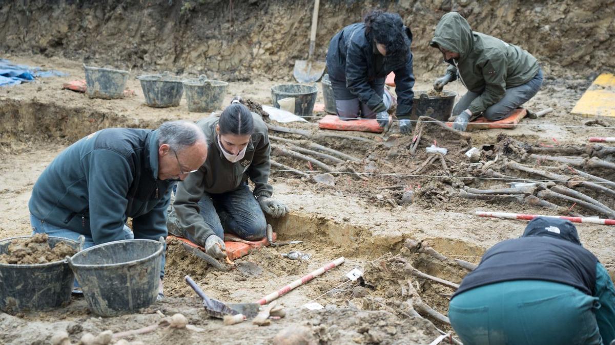 Trabajos de excavación en el cementerio de Amorebieta-Etxano, el pasado diciembre.