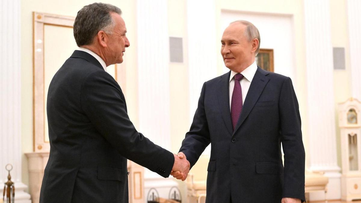 Imagen de archivo de un encuentro anterior entre el presidente ruso, Vladimir Putin, y el enviado especial de Estados Unidos para Oriente Próximo, Steve Witkoff