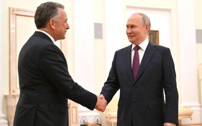 Imagen de archivo de un encuentro anterior entre el presidente ruso, Vladimir Putin, y el enviado especial de Estados Unidos para Oriente Próximo, Steve Witkoff