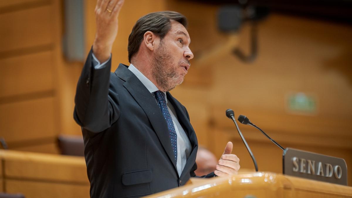 El ministro de Transportes y Movilidad Sostenible, Óscar Puente, comparece para dar cuenta del caos ferroviario, en el Senado, a 29 de enero de 2026.