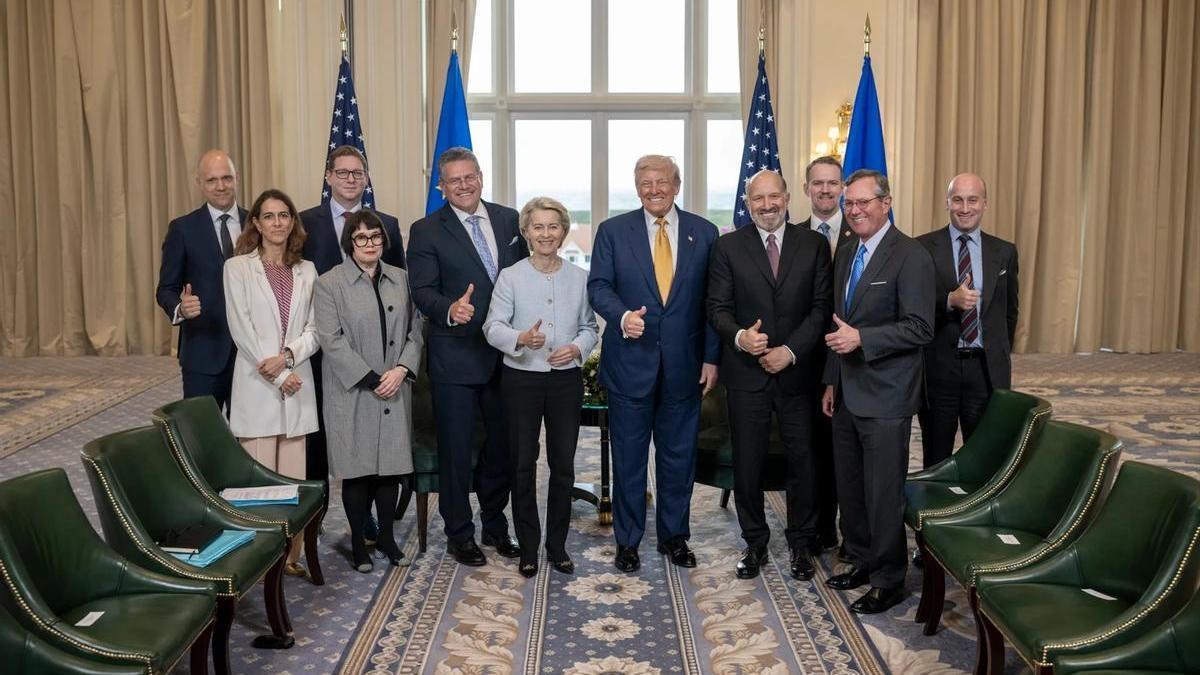 La presidenta de la Comisión Europea, Ursula von der Leyen, y el presidente de Estados Unidos, Donald Trump, tras la firma del acuerdo arancelario.