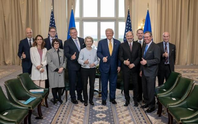 La presidenta de la Comisión Europea, Ursula von der Leyen, y el presidente de Estados Unidos, Donald Trump, tras la firma del acuerdo arancelario.