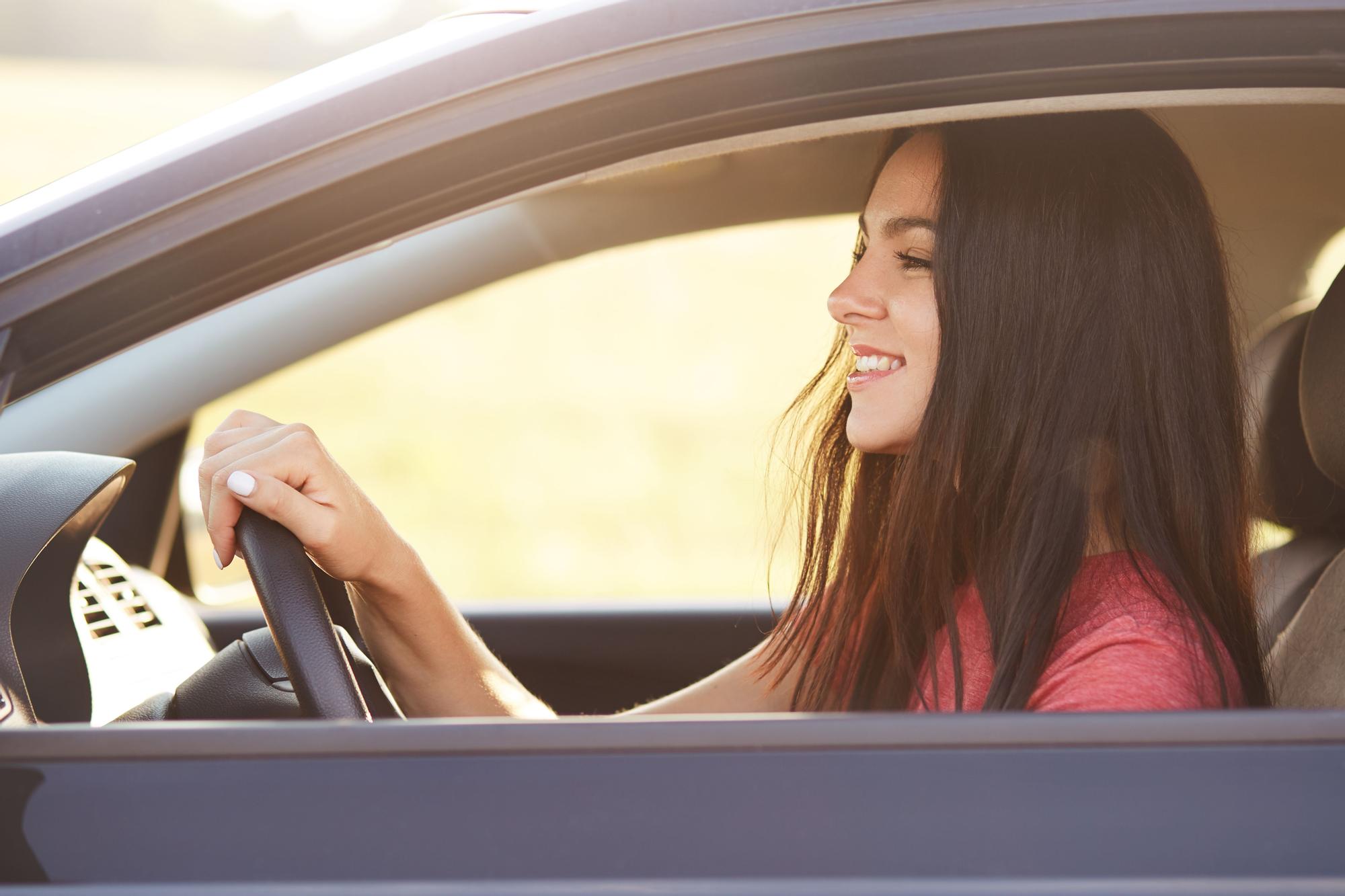 Una conductora joven al volante de un coche.