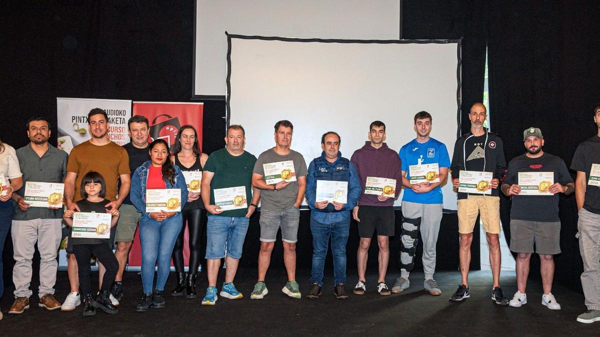 Los ganadores del XVI concurso "Saborea Laudio" posando con sus premios en El Casino este martes