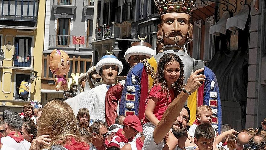 Un padre y su hija se sacan una foto con los gigantes.