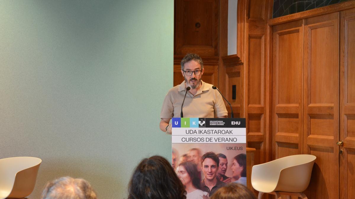 El viceconsejero de Salud y Transformación Digital, Gontzal Tamayo, en el curso de verano de la EHU.