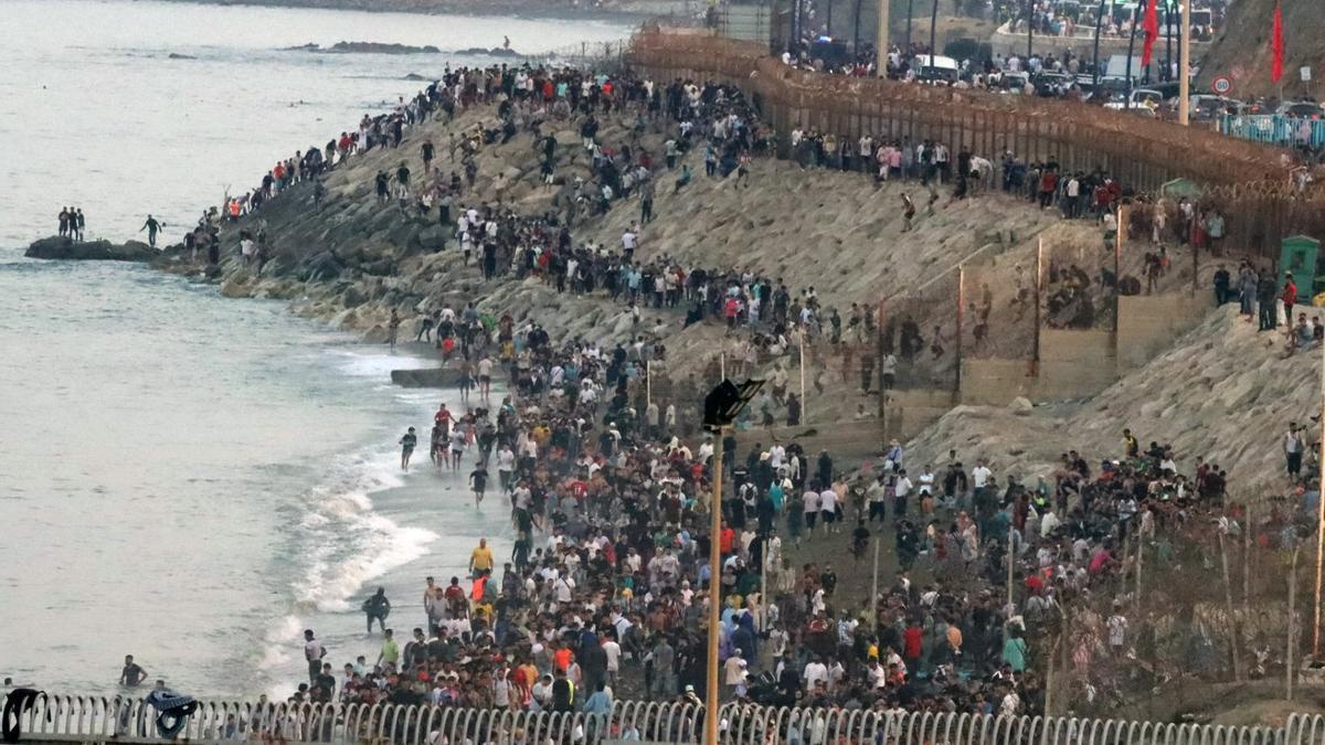 Crisis migratoria en Ceuta: miles de inmigrantes llegan a nado a la ciudad autónoma