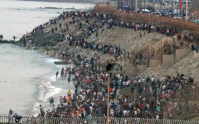 Crisis migratoria en Ceuta: miles de inmigrantes llegan a nado a la ciudad autónoma
