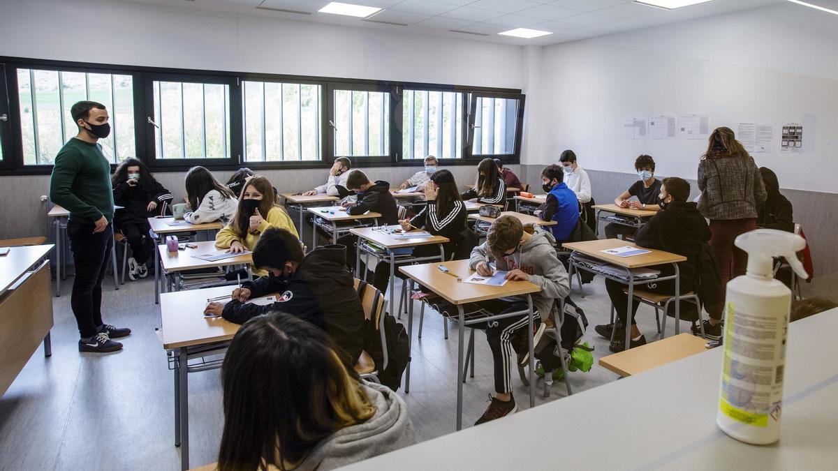 Estudiantes de 2º de ESO, antes del inicio de una de las pruebas de evaluación del "Pisa foral" en 2021.