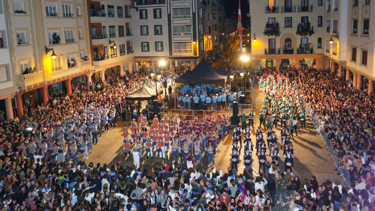 Edición anterior de una tamborrada de San Pelaio en Zarautz.