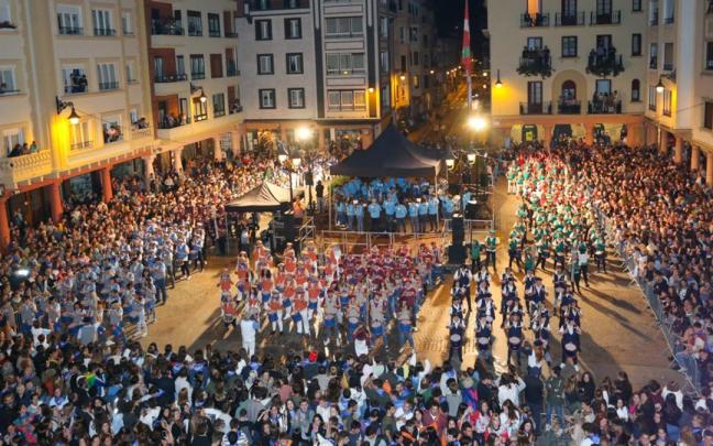 Edición anterior de una tamborrada de San Pelaio en Zarautz.