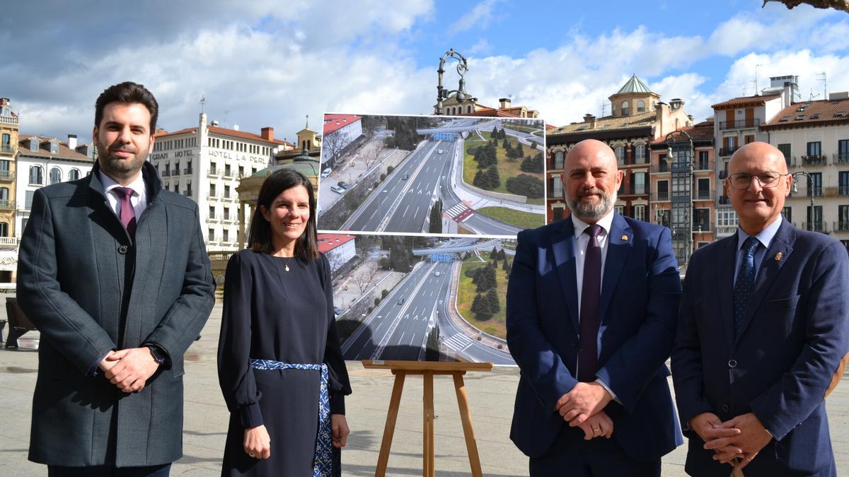 De izquierda a derecha: el alcalde de Zizur Mayor, Jon Gondan; la directora general de Transportes, Berta Miranda; el delegado Arasti; y el consejero Ciriza en la Plaza del Castillo, con una imagen de la nueva infraestructura ciclable.