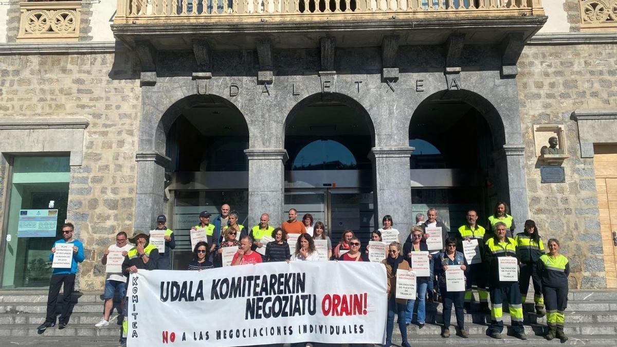Plantilla municipal Amurrio en una de sus concentraciones de los viernes
