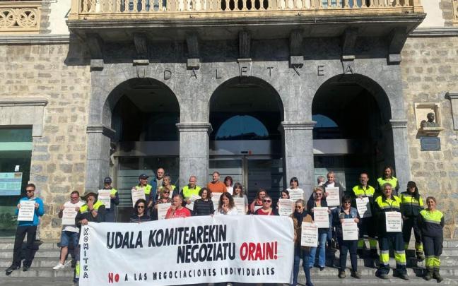 Plantilla municipal Amurrio en una de sus concentraciones de los viernes