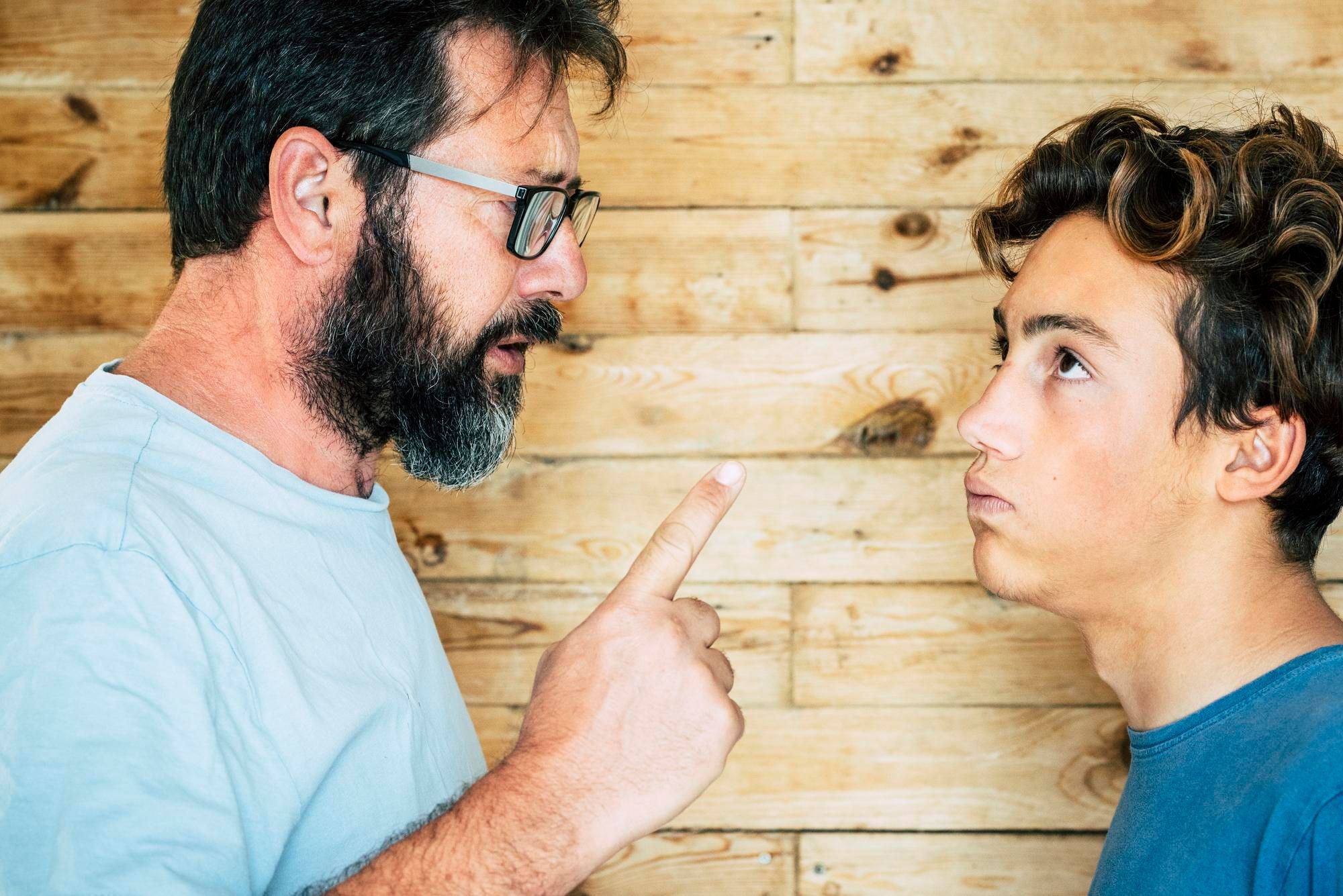 Un chico se muestra indiferente ante las advertencias de su padre.