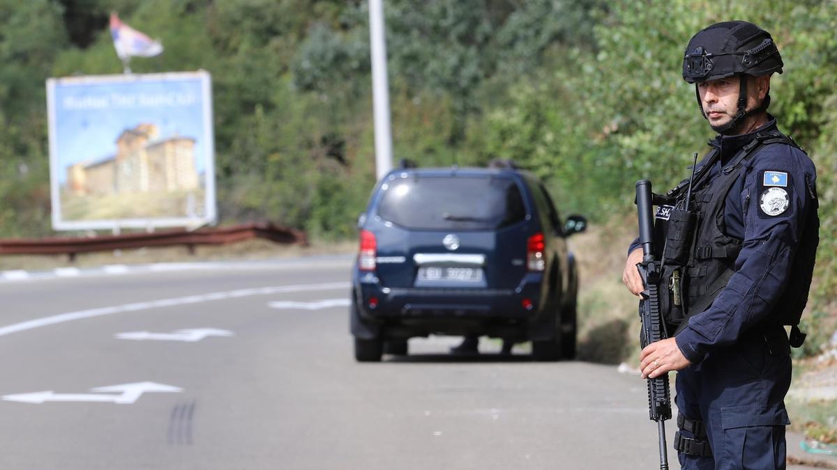 Un agente de la policía cerca de Banjska, en el norte de Kosovo, donde ha tenido lugar el ataque.