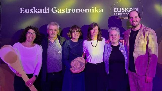 Agustín Otsoa Eribeko Landa y Olatz Urkiza Atutxa posan con el galardón, acompañados por personal técnico de Gorbeia Destino Turístico / Cedida Agustín Otsoa Eribeko Landa y Olatz Urkiza Atutxa posan con el galardón, acompañados por personal técnico de Gorbeia Destino Turístico