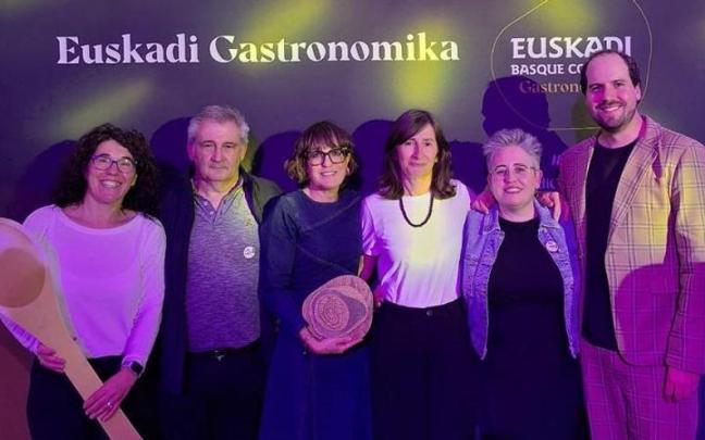 Agustín Otsoa Eribeko Landa y Olatz Urkiza Atutxa posan con el galardón, acompañados por personal técnico de Gorbeia Destino Turístico