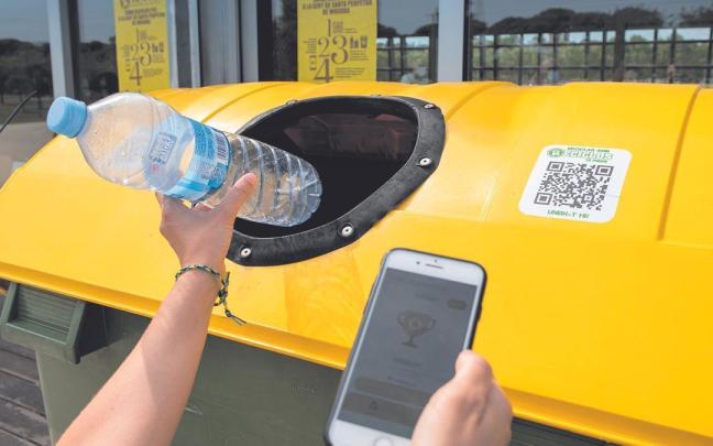 Código QR en un contenedor de reciclaje.